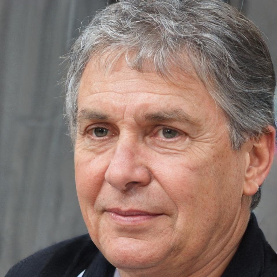 Specialist SEO analizând date în interfața unui instrument profesional